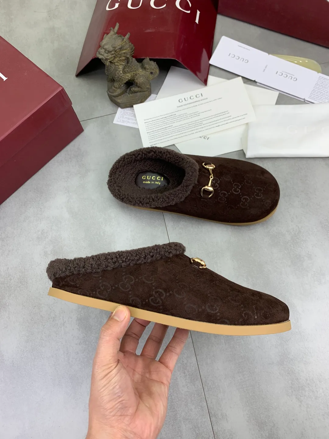 Men's shoes 💰P400 [New style] 💰 Women's half-flop 🆘 "Real wool" [GUCCI] 👉 Popular men's shoes official website synchronization 🔰 Quality [proud] is not comparable to the imitations in the general market 🌀 The upper is imported Italian frosted cowhide, and the lining: foot pad 🅰️ grade 🐑 real wool 👻 Only Grade A can show the effect The hand feels smooth and delicate 🔱The shoe shape is grand, only the factory can achieve it 🎄The perfect toughness of the original outsole 👻⬛️Only allows customers to bid farewell to one-time consumption. Real wool lining, super warm. 2️⃣Colors available Sizes: 35-44